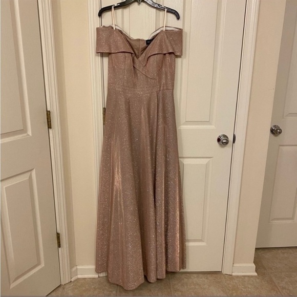 XSCAPE Off-The-Shoulder Shimmer Wrap Style Gown in Blush Pink/Silver Size 2 - Picture 5 of 9
